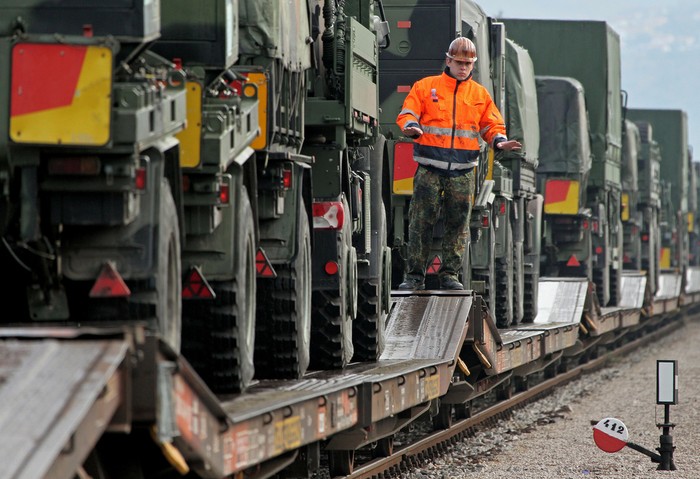 Xe vận tải quân sự của Lực lượng phòng vệ liên bang Đức - Bundeswehr được vận chuyển bằng tàu hỏa